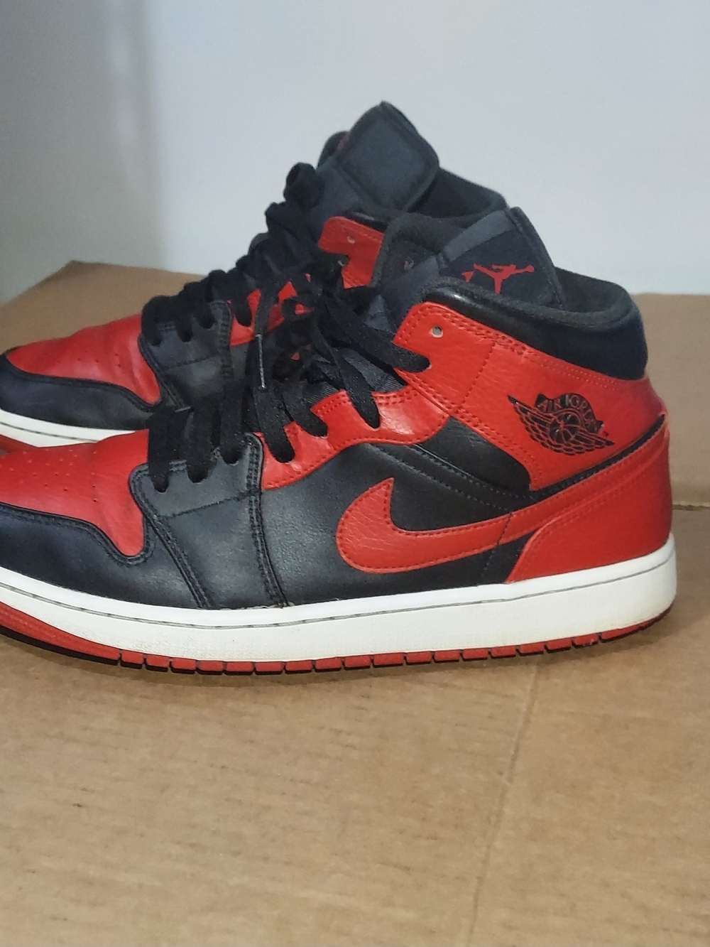 Nike Air Jordan 1 Mid Reverse Bred Basketball Shoes Men's Size 11